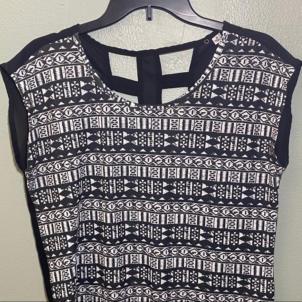 Caged Blouse - Picture 2 of 3